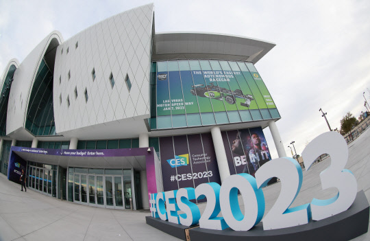 세계 최대 가전·IT(정보기술) 박람회 'CES 2023' 개막을 사흘 앞둔 2일(현지시간) 미국 네바다주 라스베이거스 컨벤션센터(LVCC) 웨스트 홀 앞에 CES 조형물이 세워져 있다. 연합뉴스